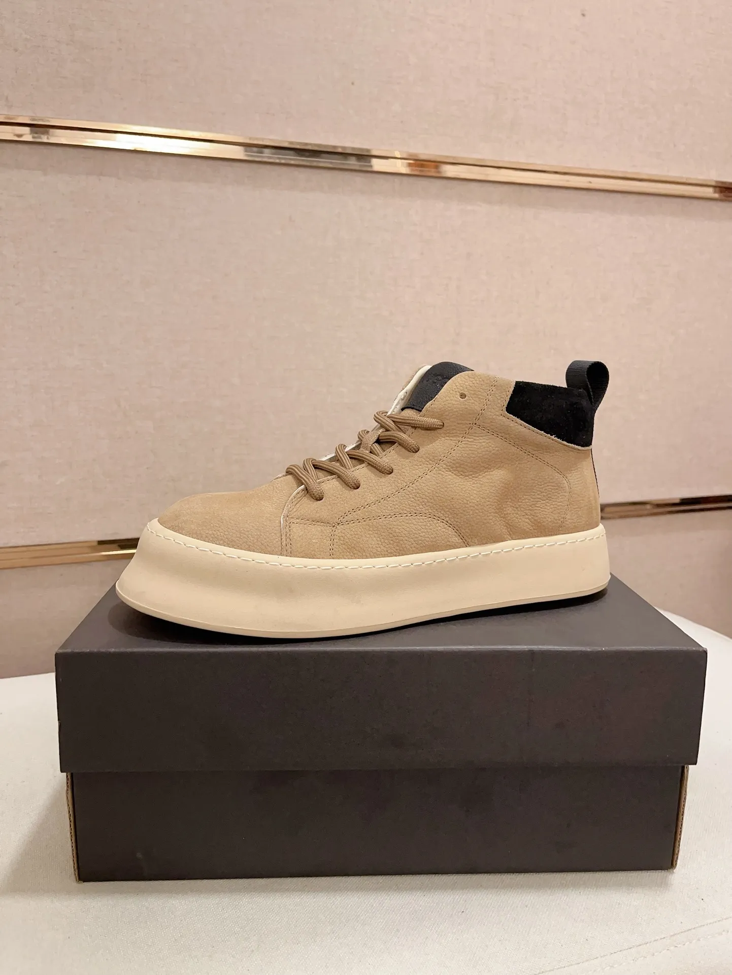 Factory price: 740💰North American men's shoes Ugg ☃️In the special sale of new high-quality men's shoes snow boots in autumn and winter, the nemesis of extreme cold weather! Made of cowhide leather, merino wool lining, and original outsole, whether driving, outdoor or daily wear, there is always one that suits you! Code number 39-44